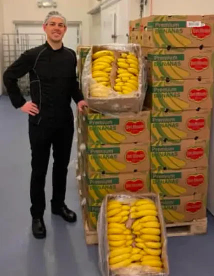 Her har Joachim lige modtaget en sending bananer til bananasplit