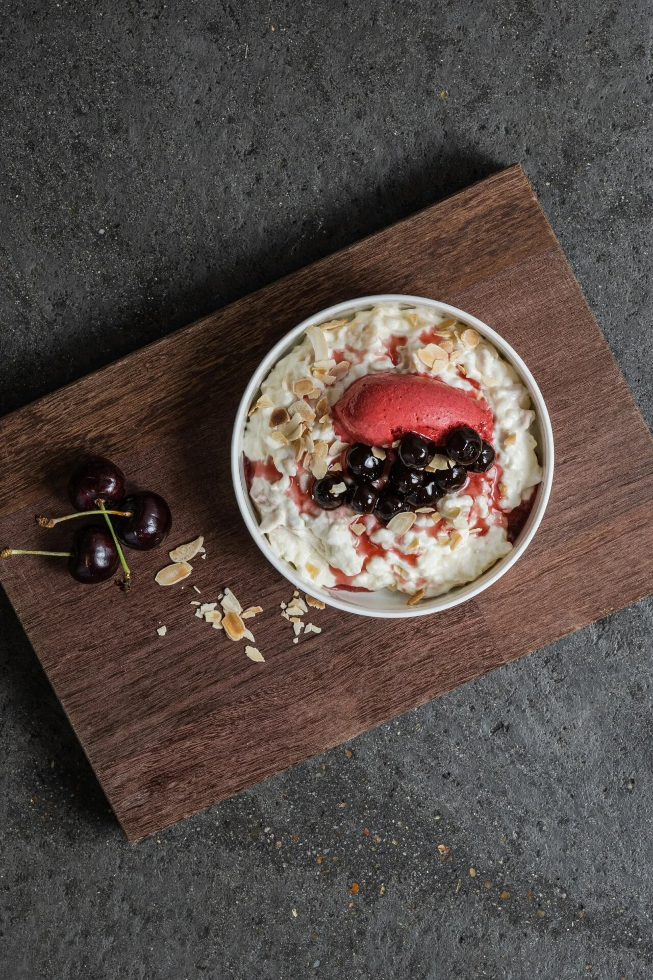 leckeres dänisches Reisdessert mit Kirsch Sorbet