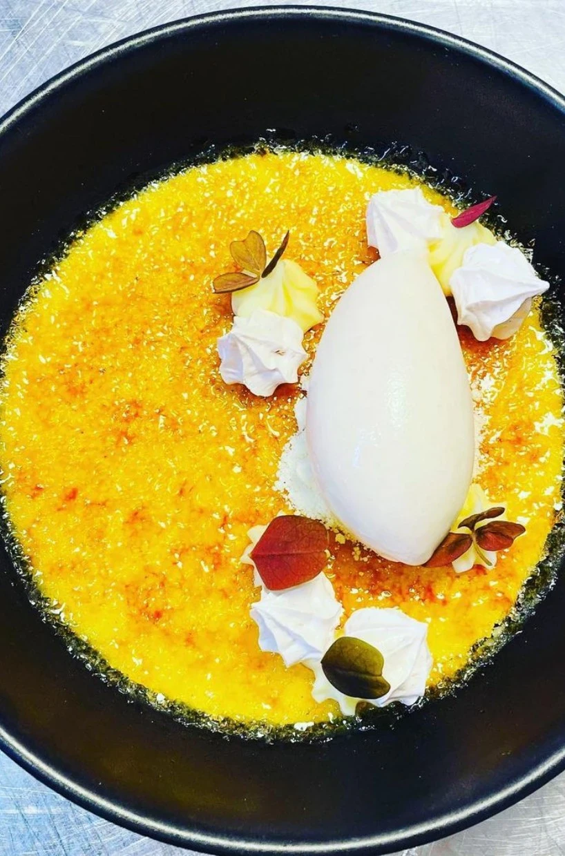 Köstliche Crémè Brûlée mit Rhabarber Sorbet