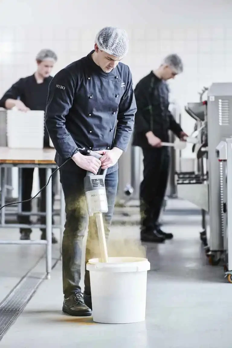Her blandes lakridsrodspulver i mælken