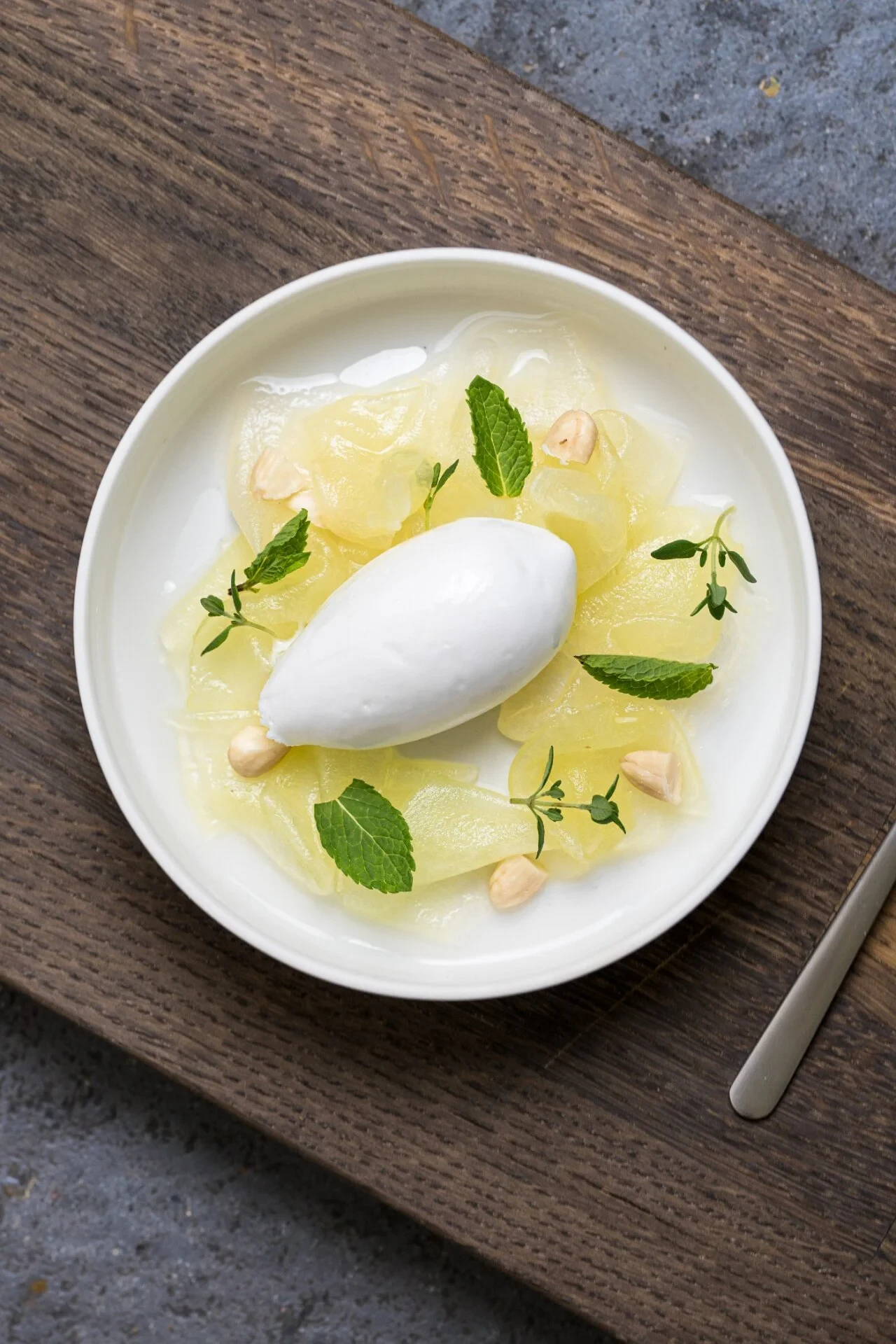 Dessert med syltet melon og hyldeblomst sorbet
