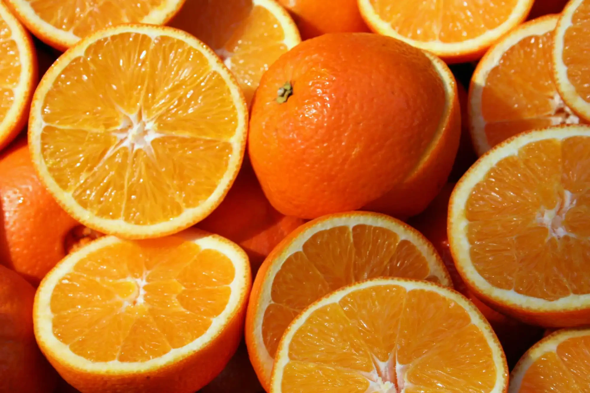 Frische Orangen, die zu Saft ausgepresst werden