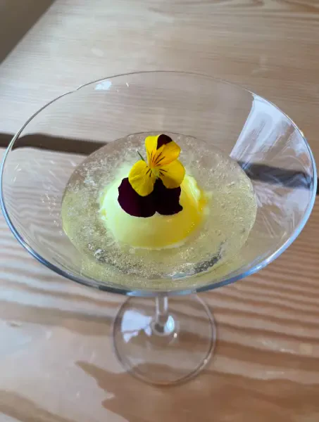 Ein leckerer Kastbergs Mimosa mit Orangen Sorbet