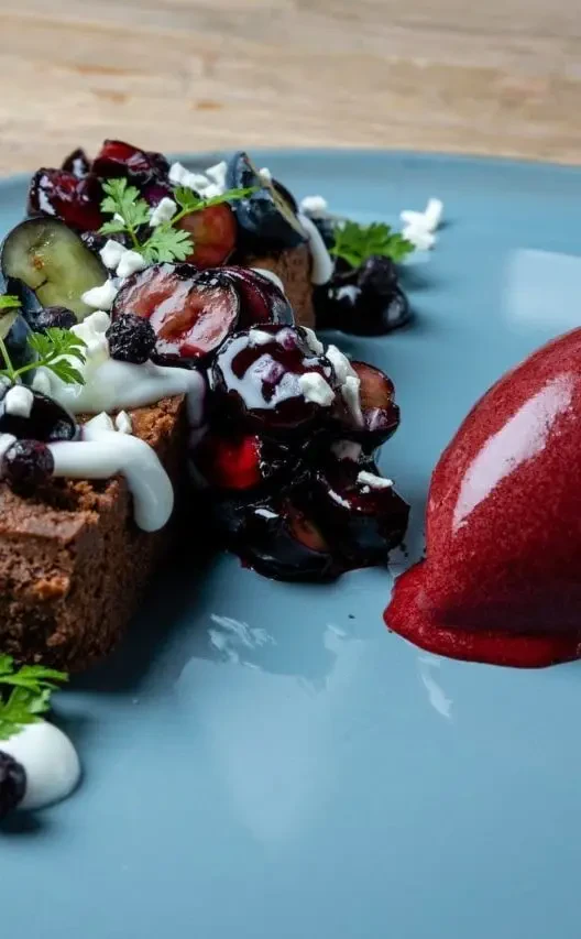 Leckeres Schokoladen mousse mit Beeren und Johannisbeer sorbet