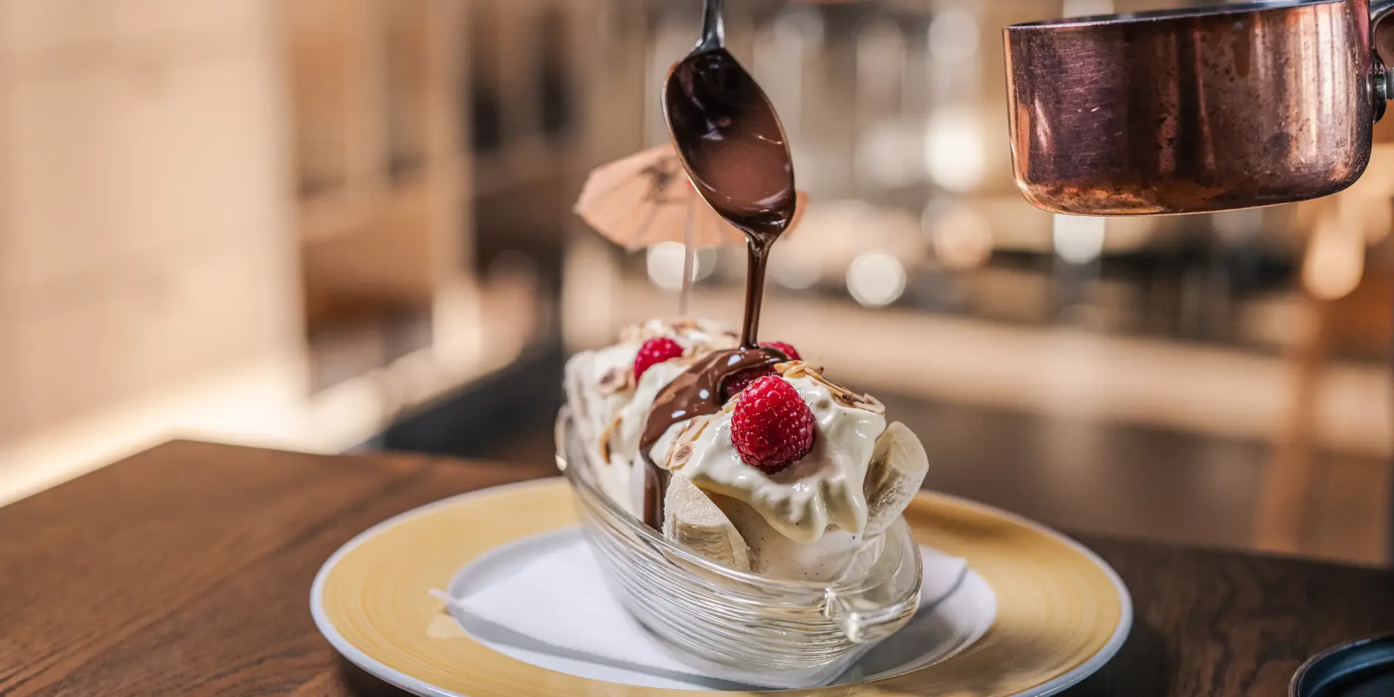 lækker bananasplit fra molskroens strandhotel