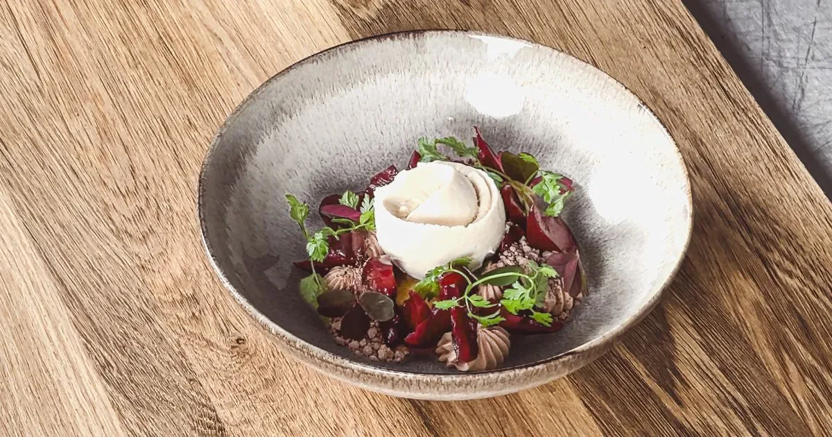 Dessert med Rødvinssyltede blommer med hasselnød is