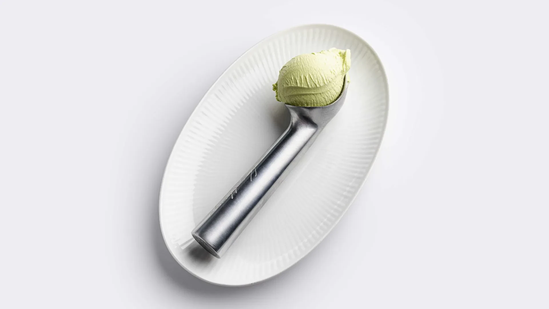 Matcha is med scooper på en tallerken