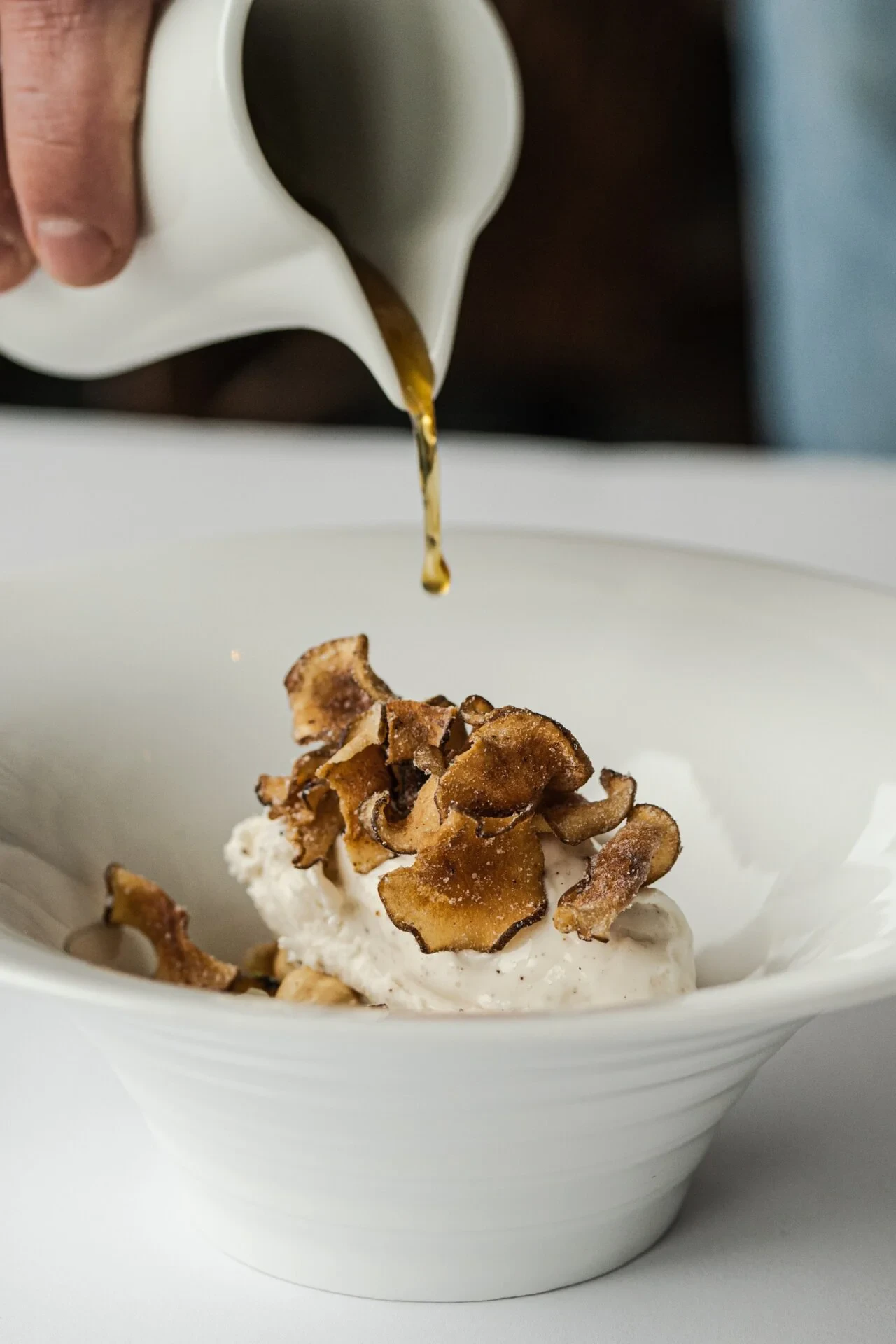 Inspireret dessert fra Café Standen med jordskokke chips og brunet smør samt vaniljeis