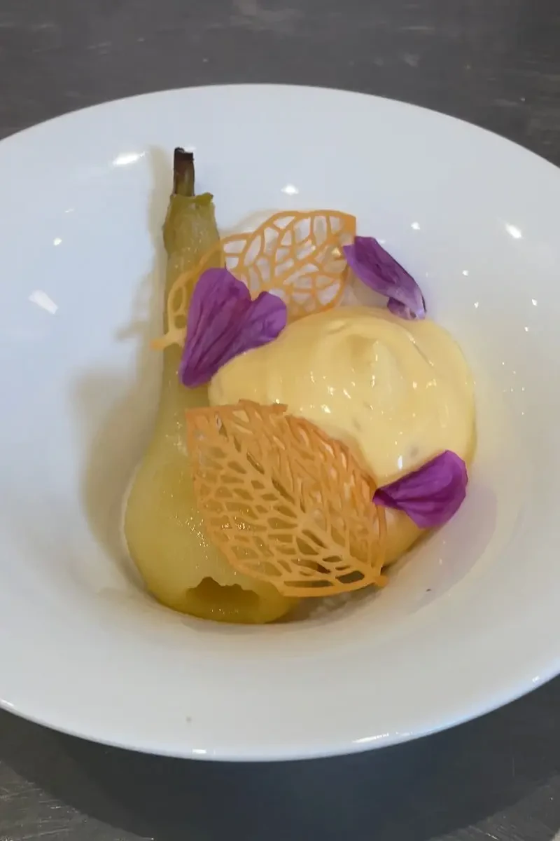 lækker porcheret pære dessert fra café stranden med saltet karamelis