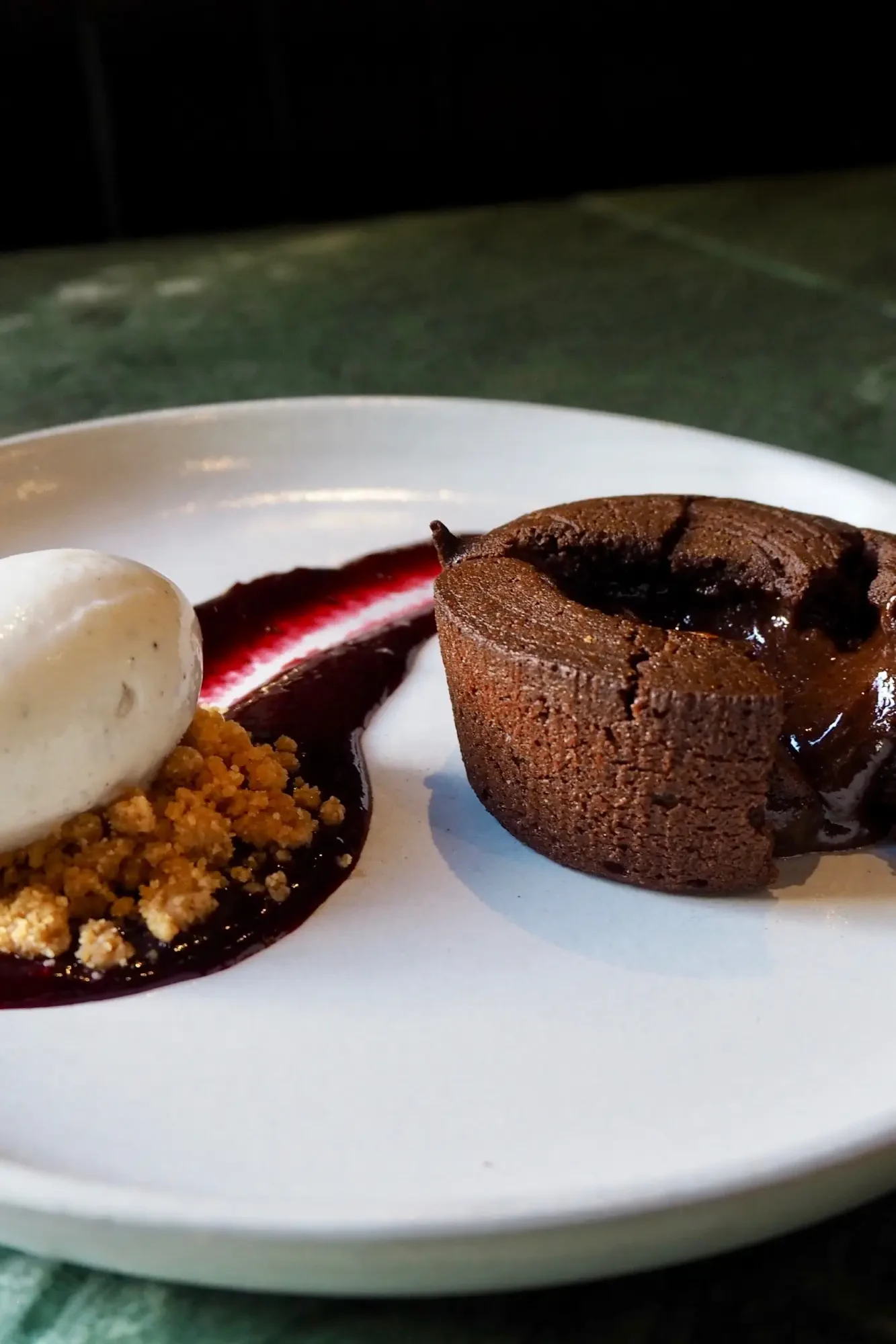 Lækker chokoladefondant fra cafe evald med vaniljeis.