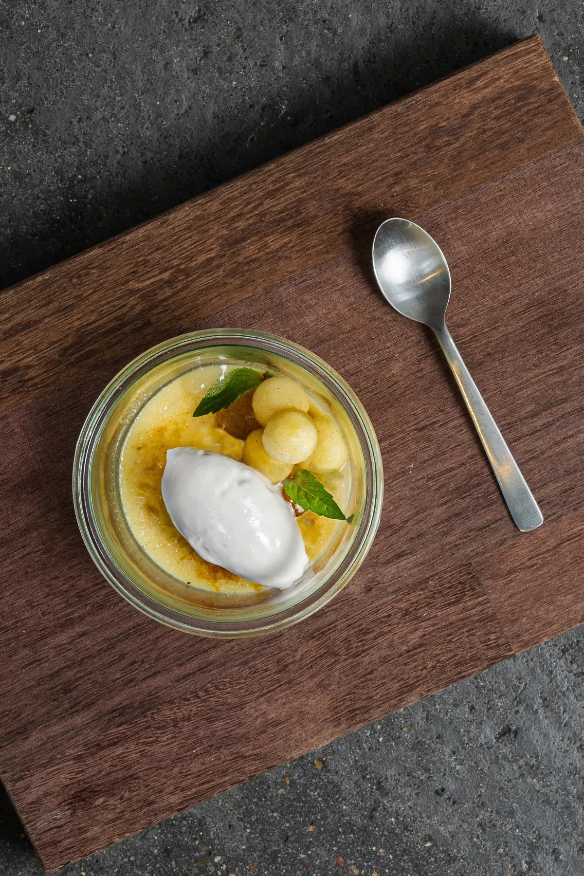 Klassisk fransk Crème Brûlée med Æble sorbet
