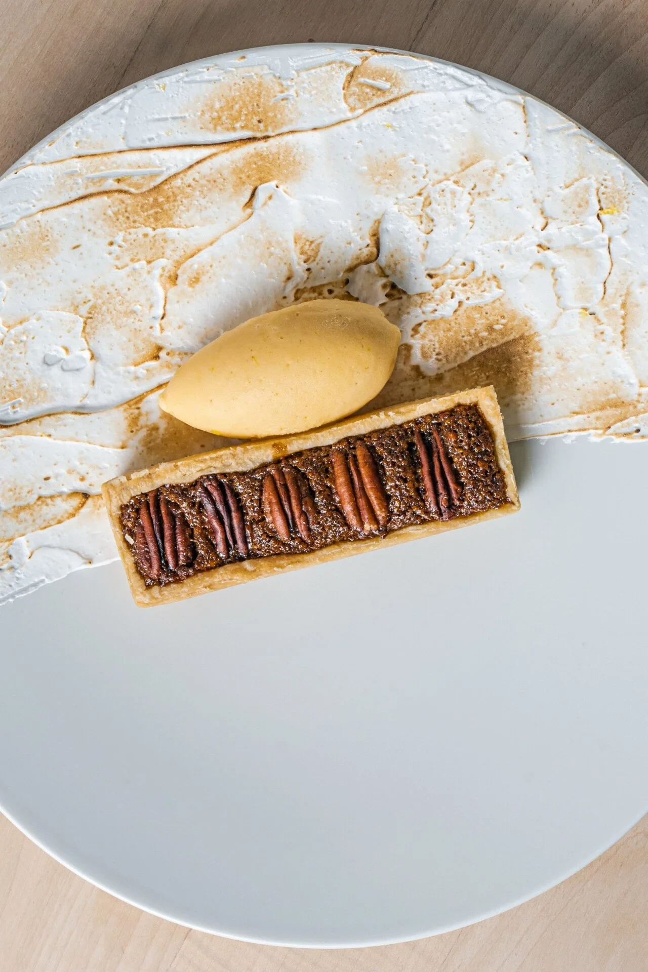Lækker Pecan Pie serveret med Kastbergs Havtorn Sorbet