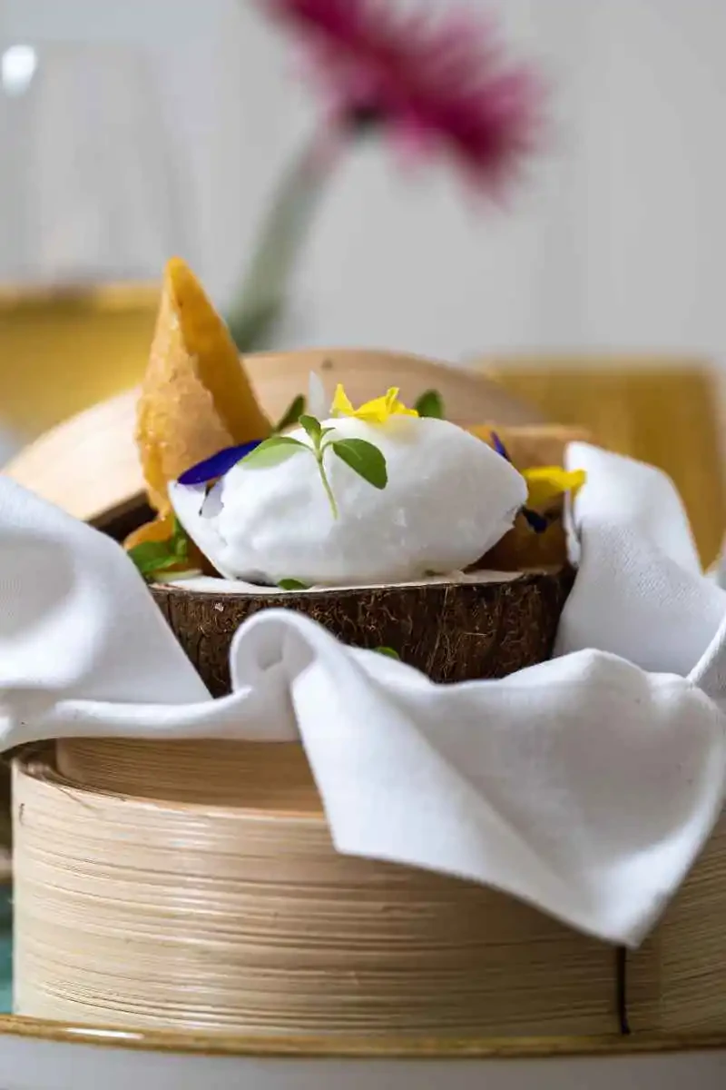 Lækker kokos dessert med rom rosin parfait og kokos sorbet