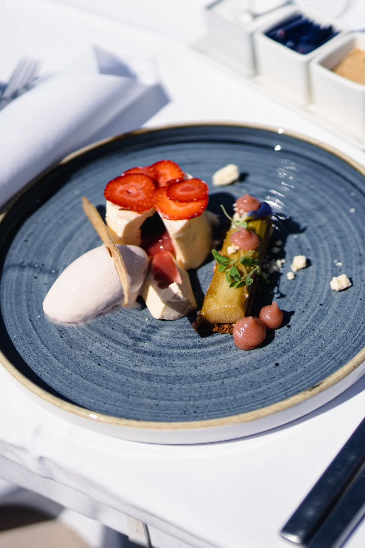 Lækker sommer dessert med syltede rabarber og rabarber sorbet
