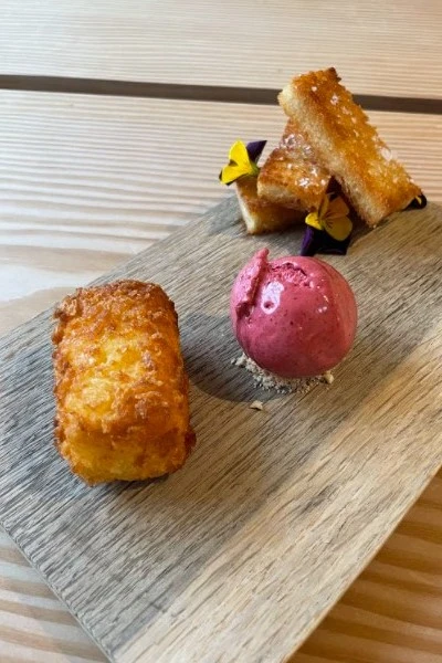 Traditionel camembert frites her serveret med Solbær sorbet