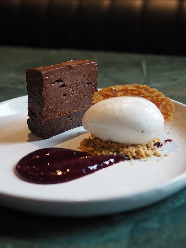 Gateau Marcel serveret med Kastbergs Vaniljeis