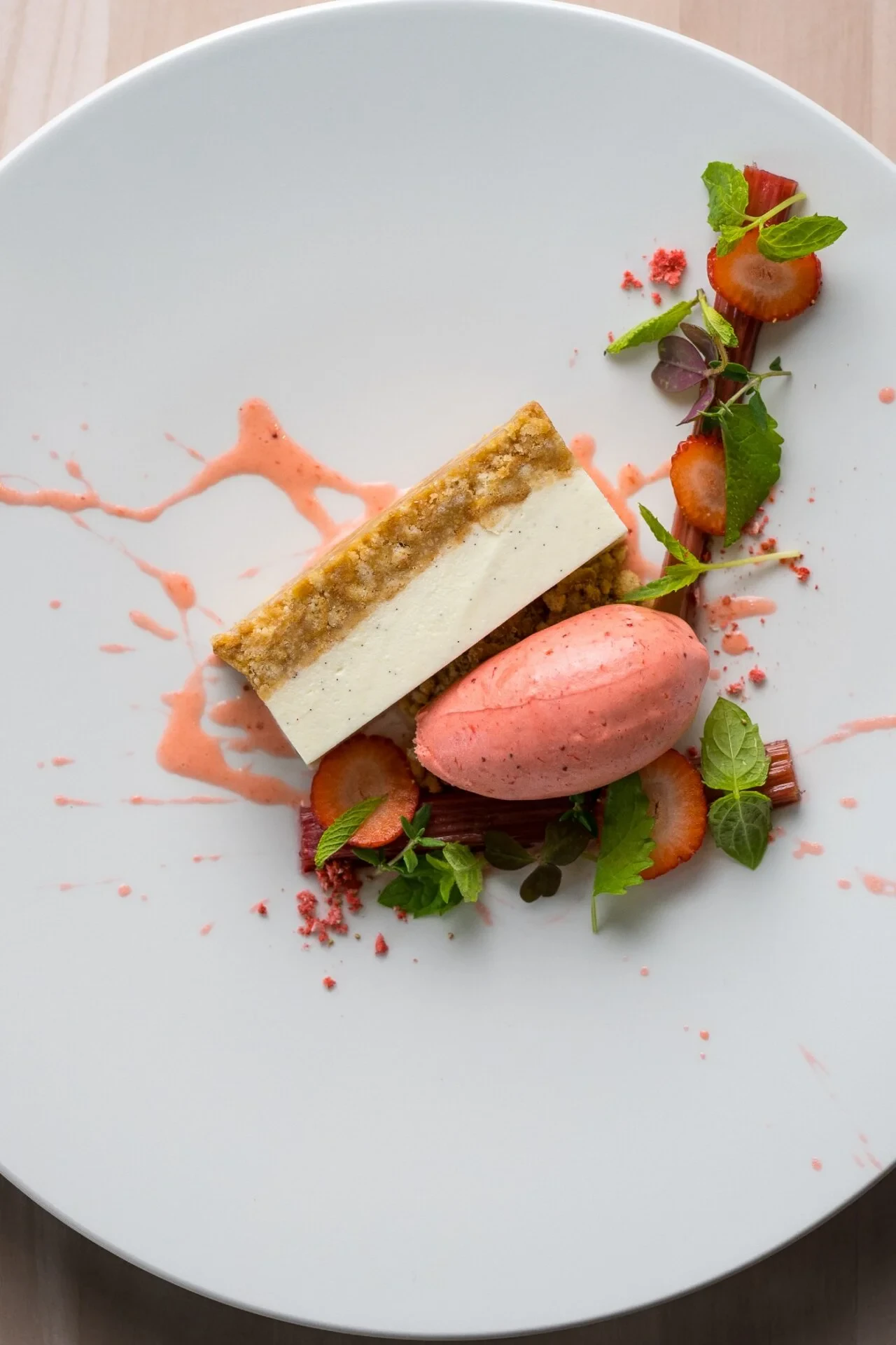 Koldskålscheesecake med jordbær sorbet som sommerdessert