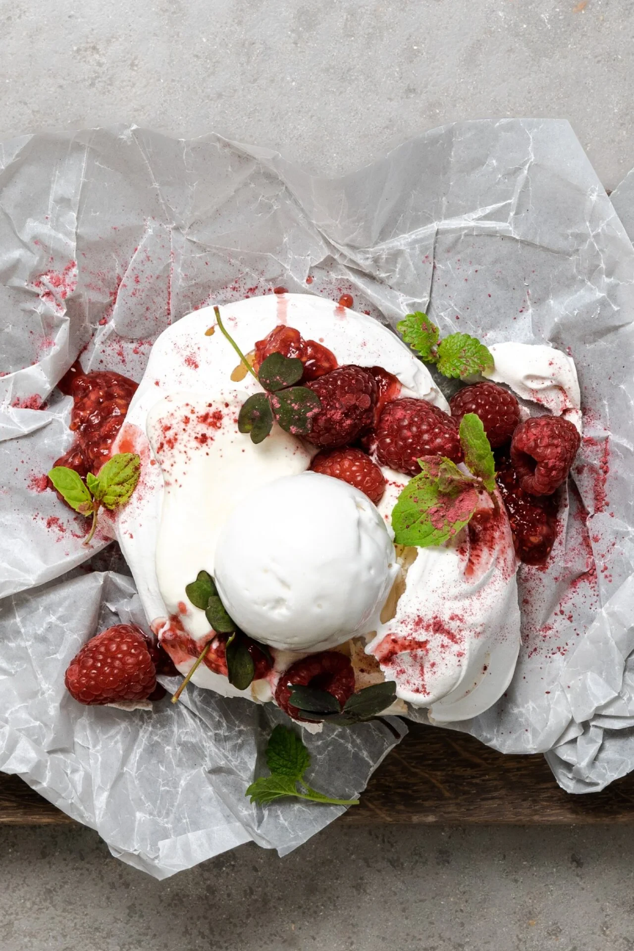 Lækker Pavlova dessert med hindbær samt hyldeblomst sorbet