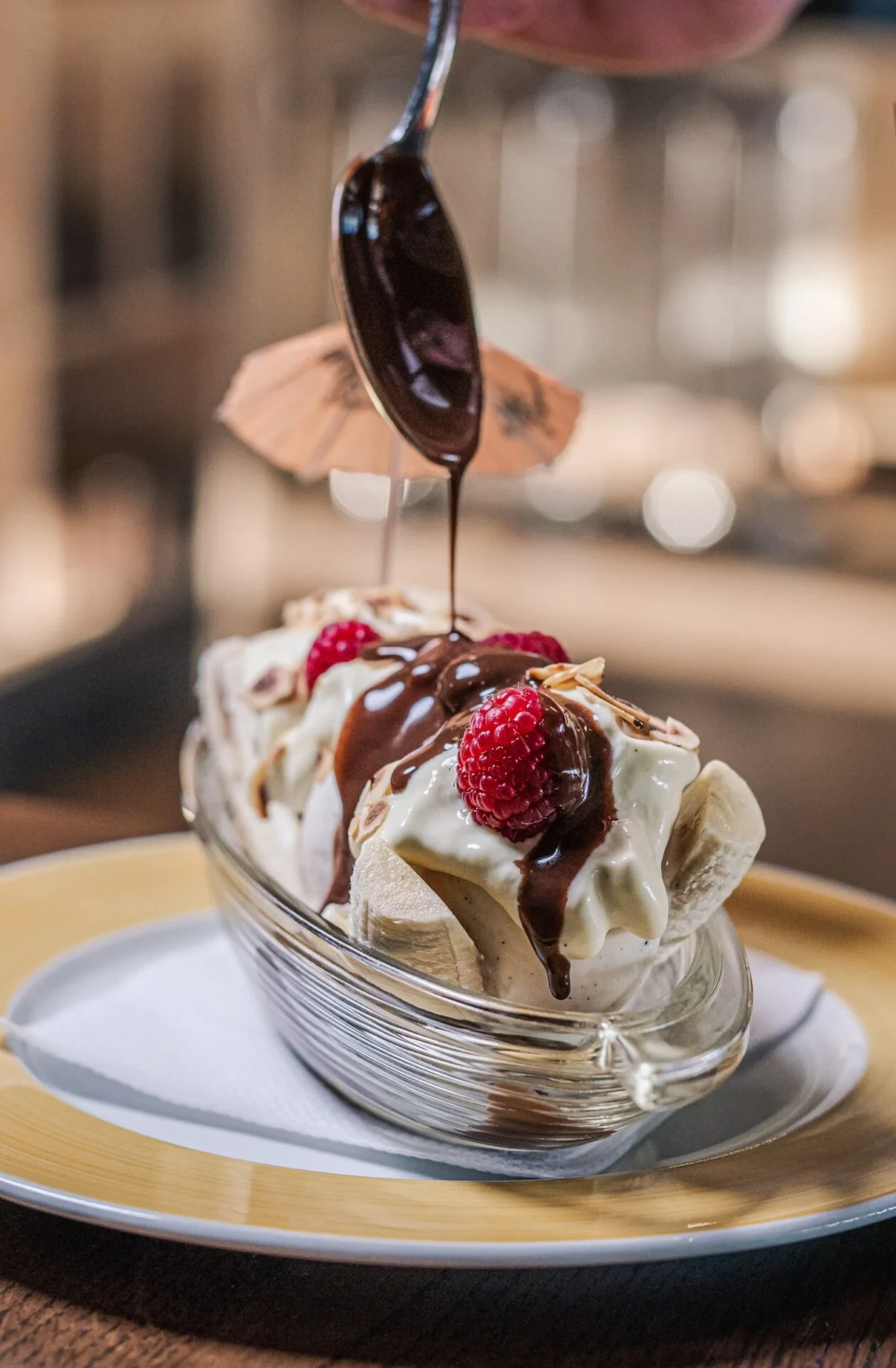 Molskroens Bananasplit serveret med vaniljeis