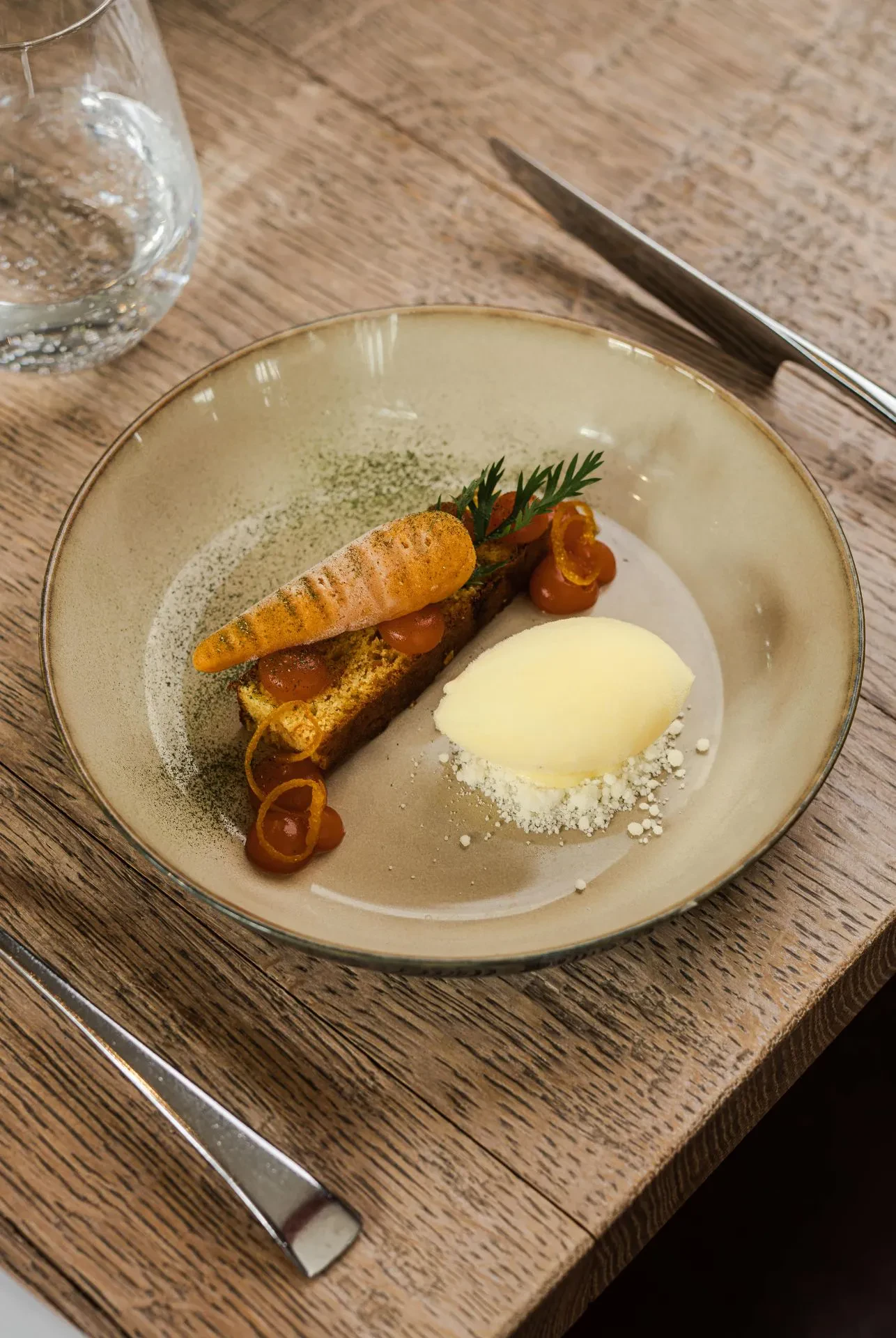 Lækker gulerodskage med appelsin sorbet fra restaurant coast