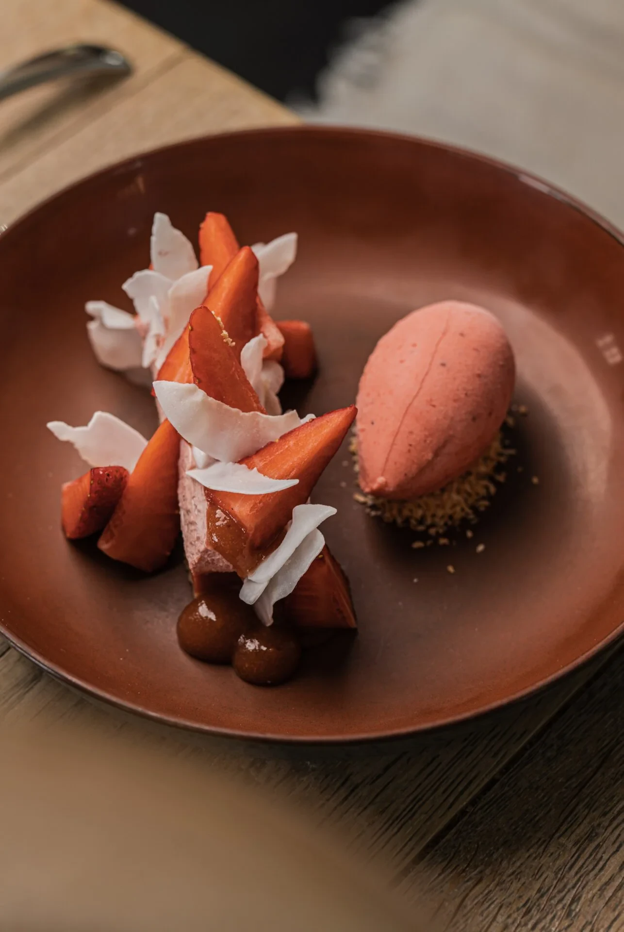 vegansk jordbær og kokos dessert med jordbær sorbet