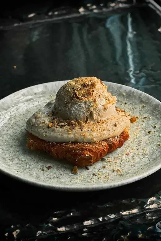 Stegt croissant toppet med marcipancreme samt saltkaramel is