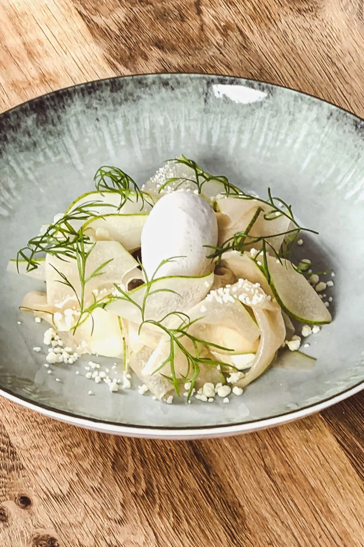 Frischer Birnennachtisch mit Vanilleeis