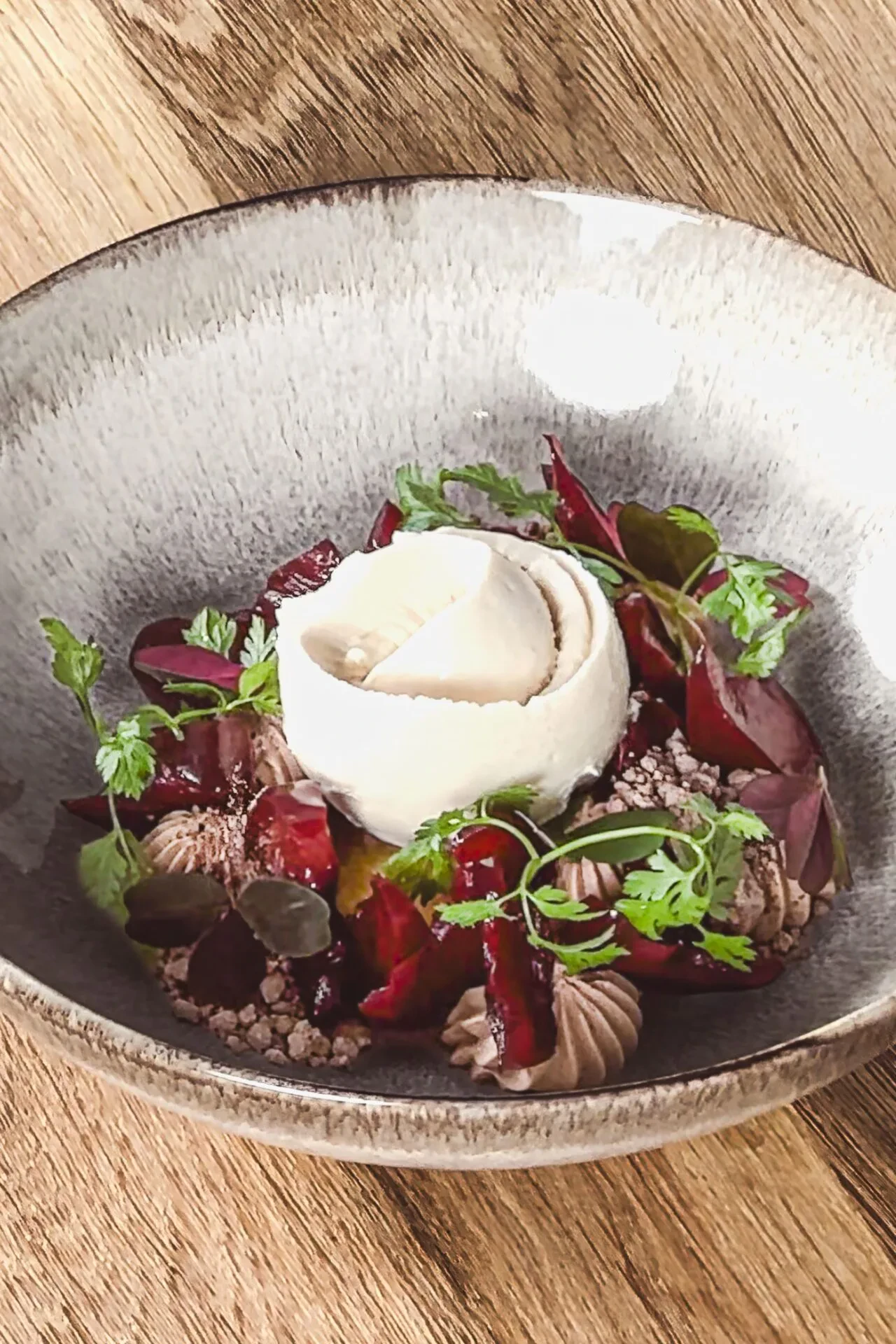 Rotwein eingelegten Pflaumen und Haselnusseis