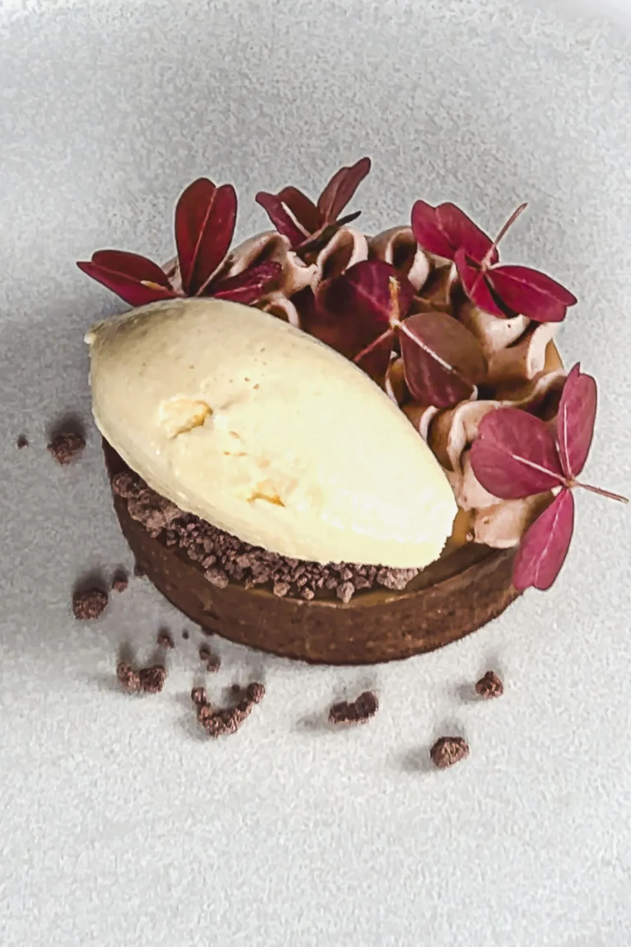Schokoladen-Mürbeteigkuchen mit Passionsfruchtsorbet