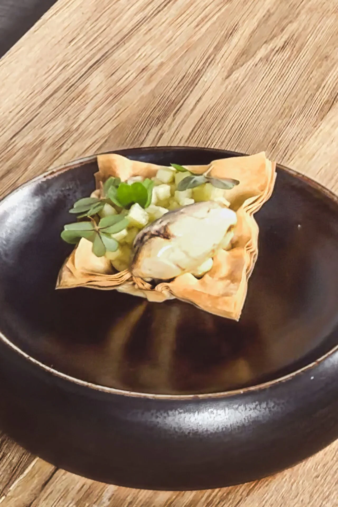 Filoteig-Torte mit pochierten Apfelstücken und gesalzenem Karamelleis.