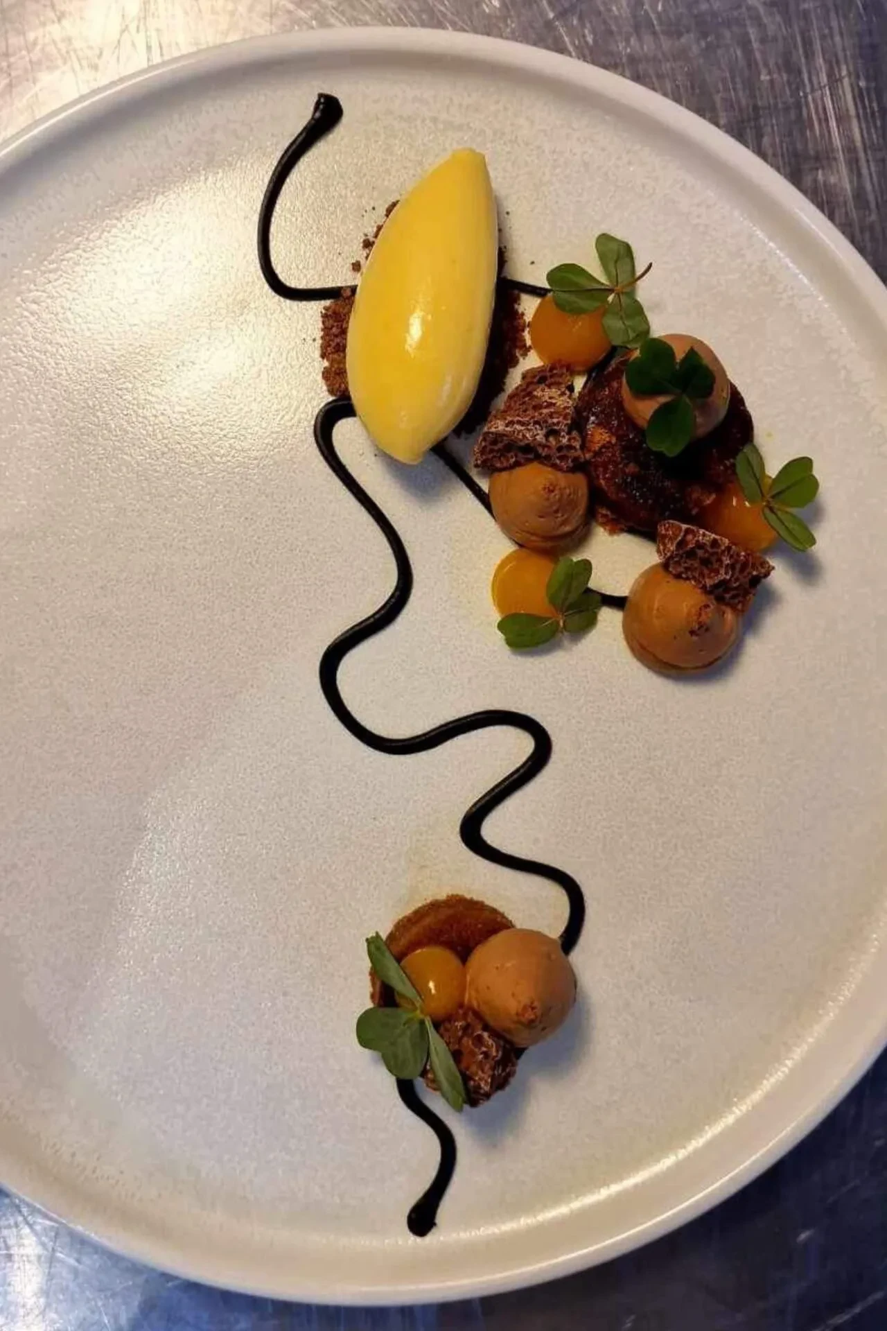 Milchschokoladen-Brownie mit Passionsfruchtsorbet.