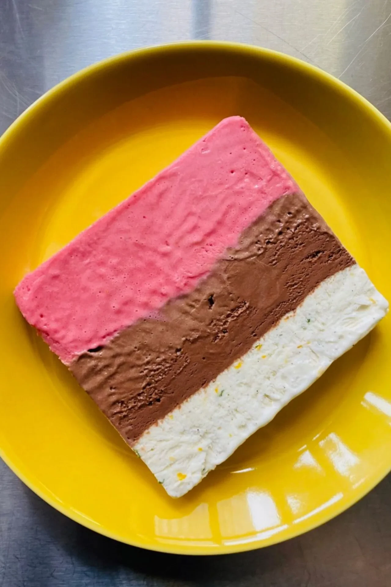 Regnbueis med hindbær sorbet, chokolade og vaniljeis