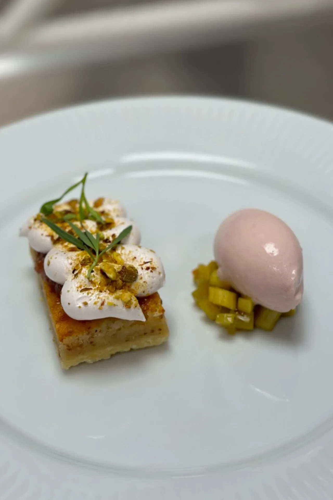 Mazarin kage med rabarber kompot, rabarber sorbet og andet lækkert