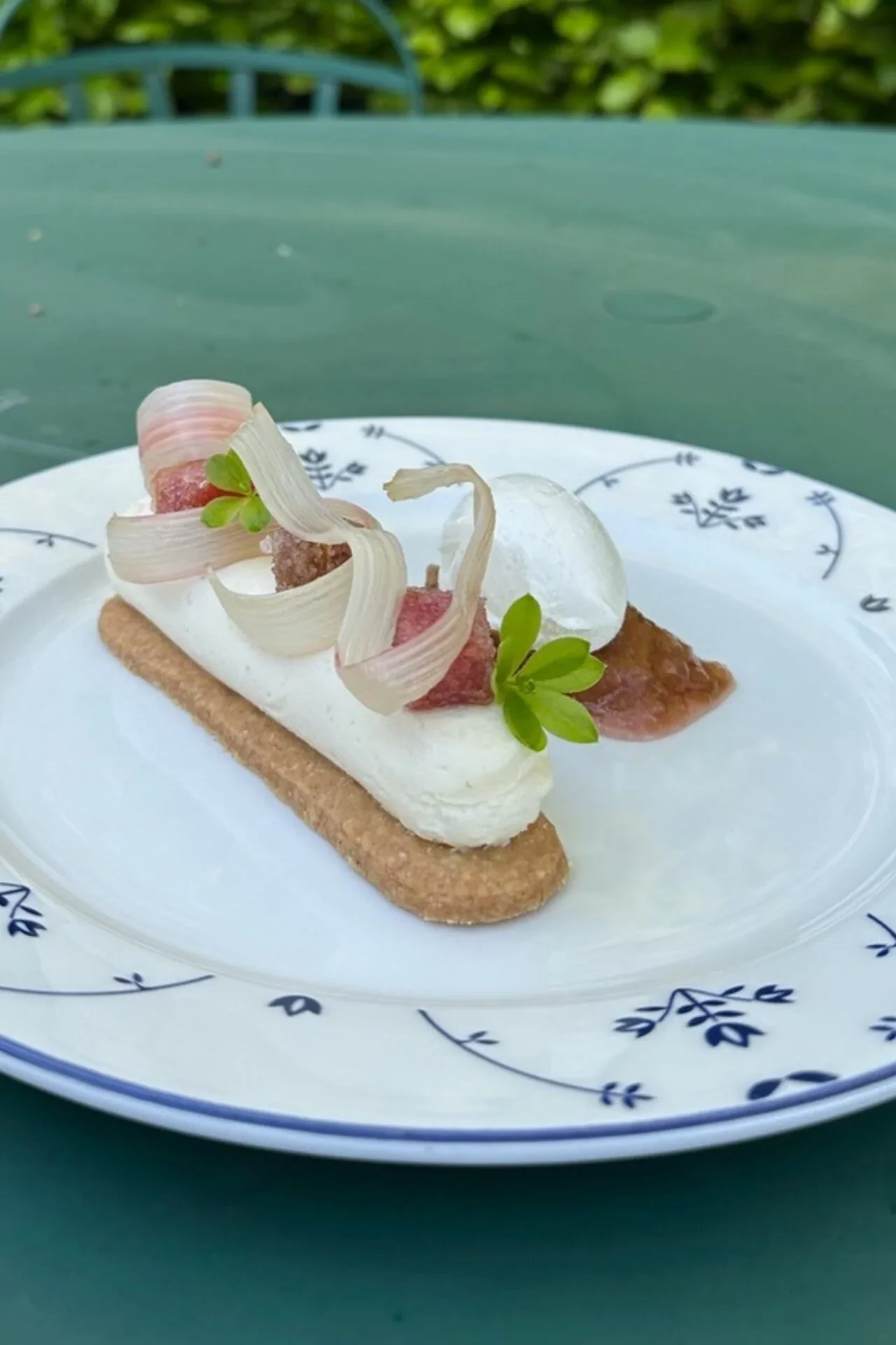 skovmaerkemousse paa sablebund med vaniljeis