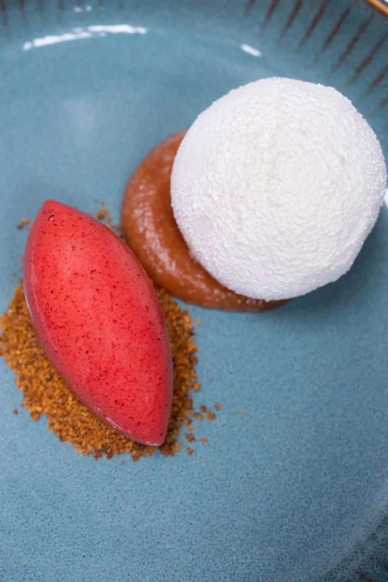 brødtorte med vaniljemousse og solbær sorbet