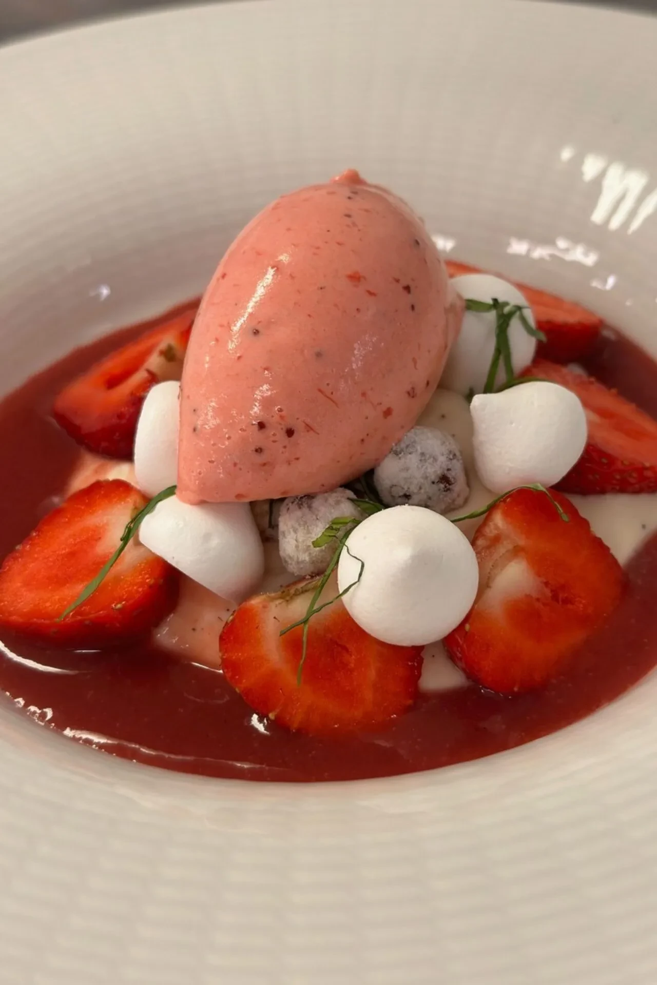 Champagne/vanilje mousse med friske jordbær, marengskys, kandiserede hasselnødder og jordbærsorbet