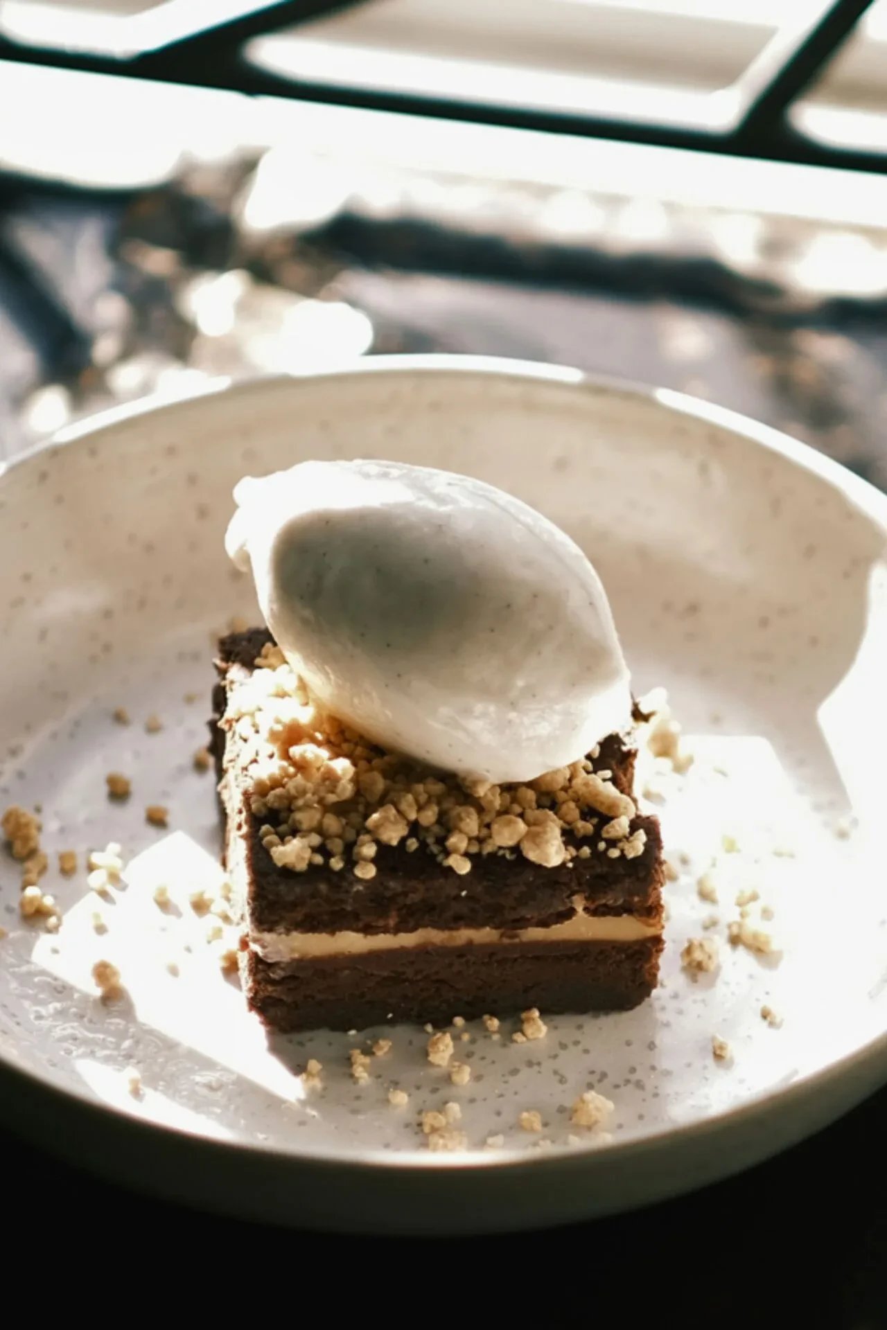 Bagt mørk chokolademousse med karamelliseret hvid chokolade ganache og vaniljeis