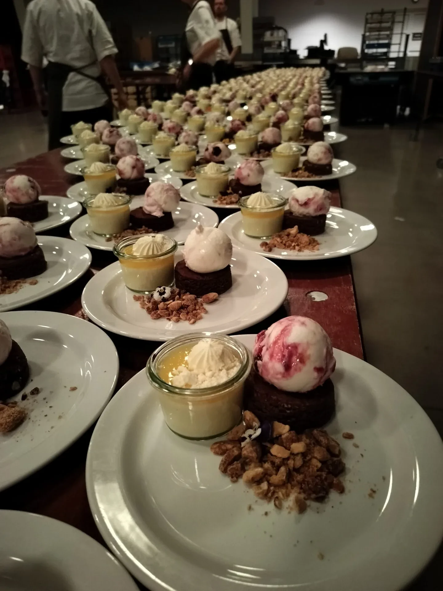 Julefrokost dessert med brownie, panna cotta med citronspejl og amarene kirsebær is