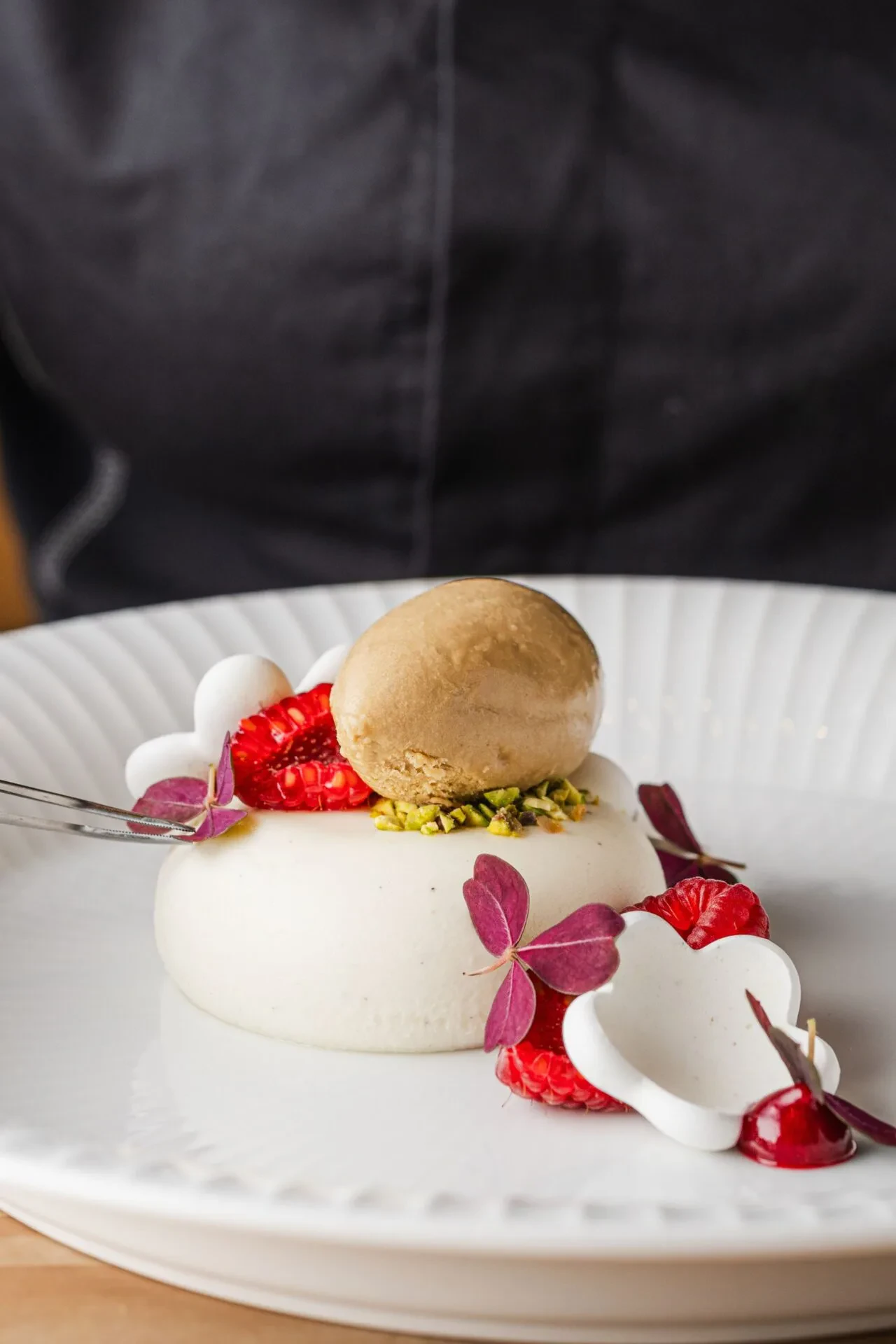 vanilje mousse dessert med marengs og lakrids is