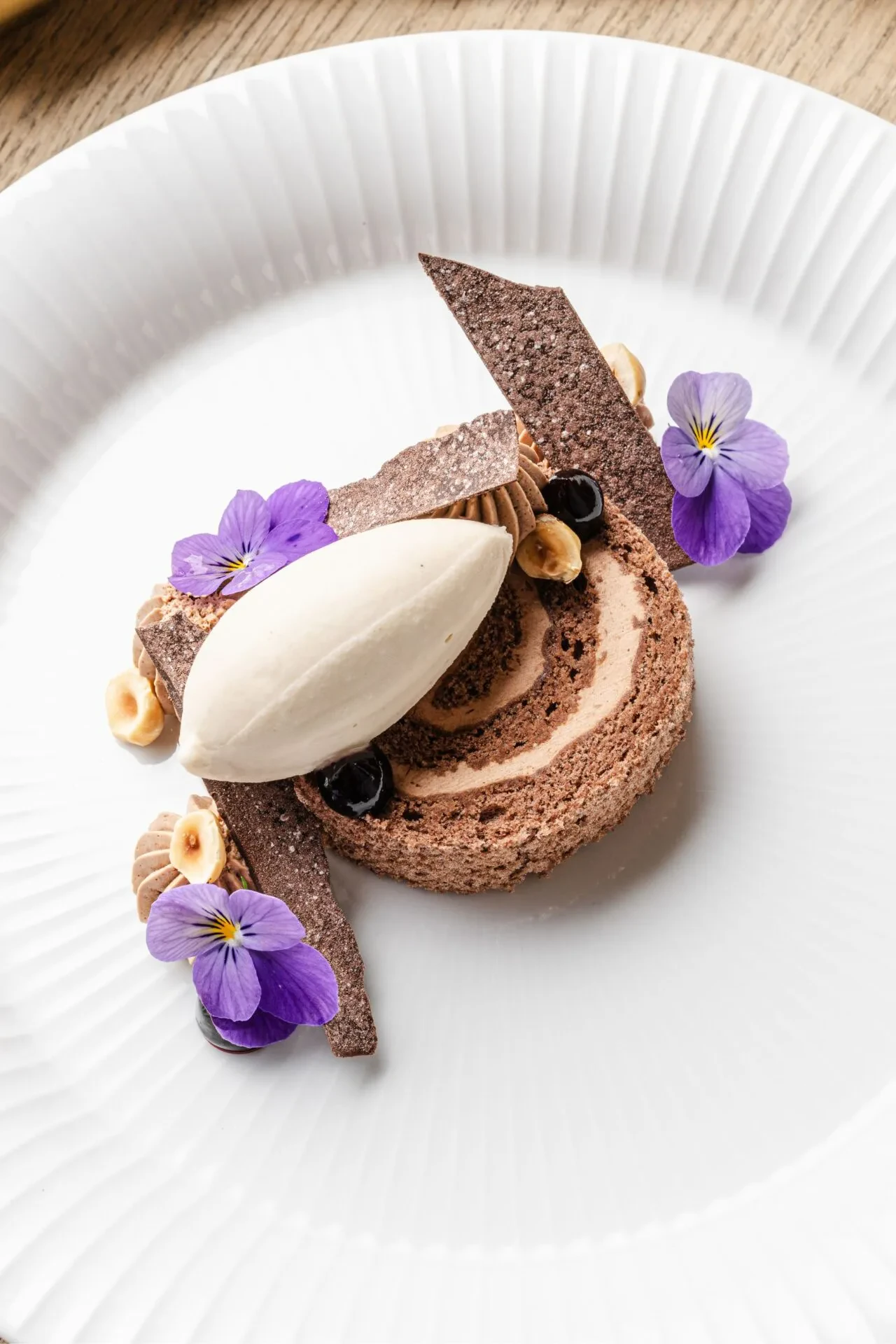 Roulade med chokoladecreme, mørk chokolade, broken gel og hasselnød is
