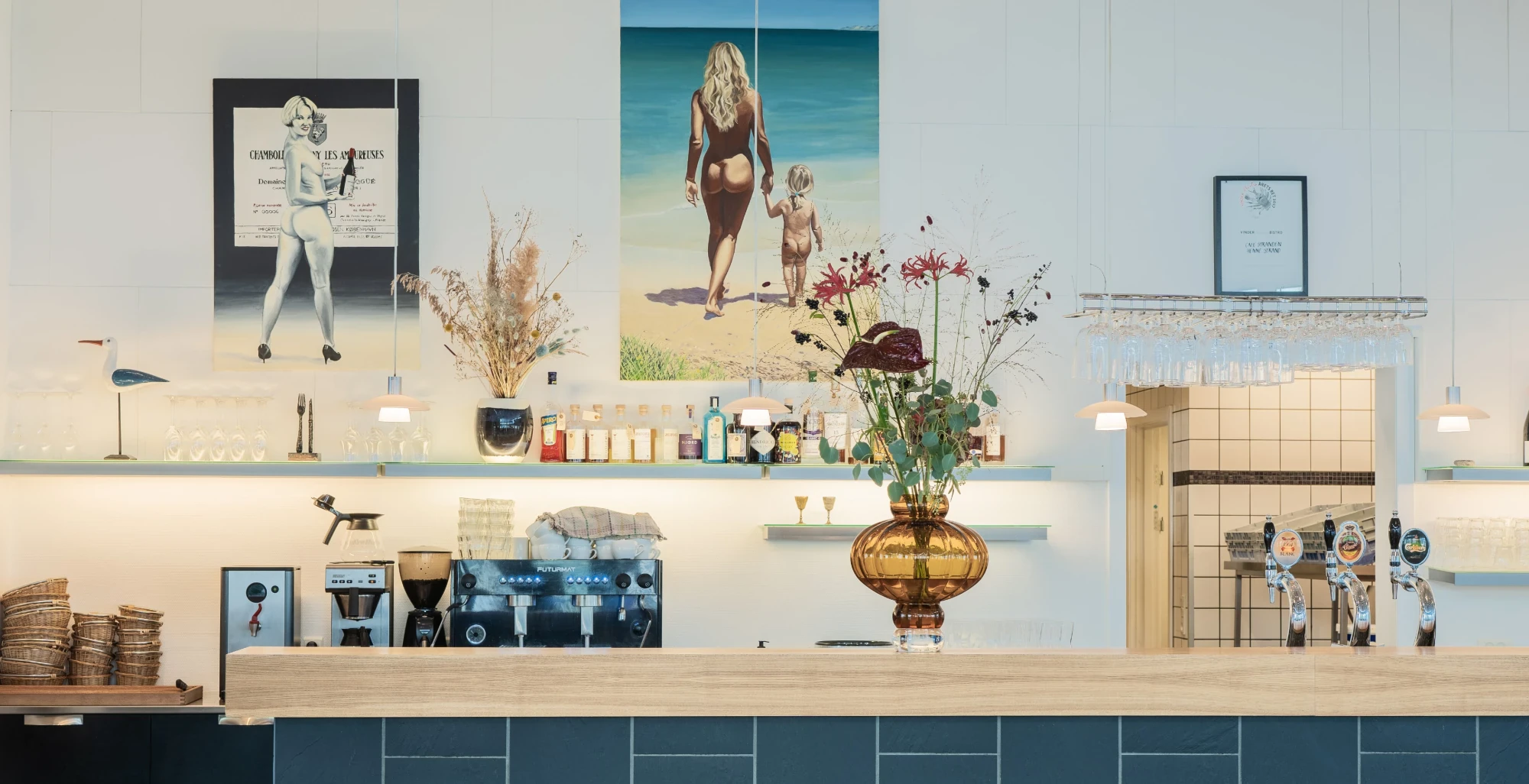 Café Strandens sehr markanter Eingangsbereich mit Deko und Kunst