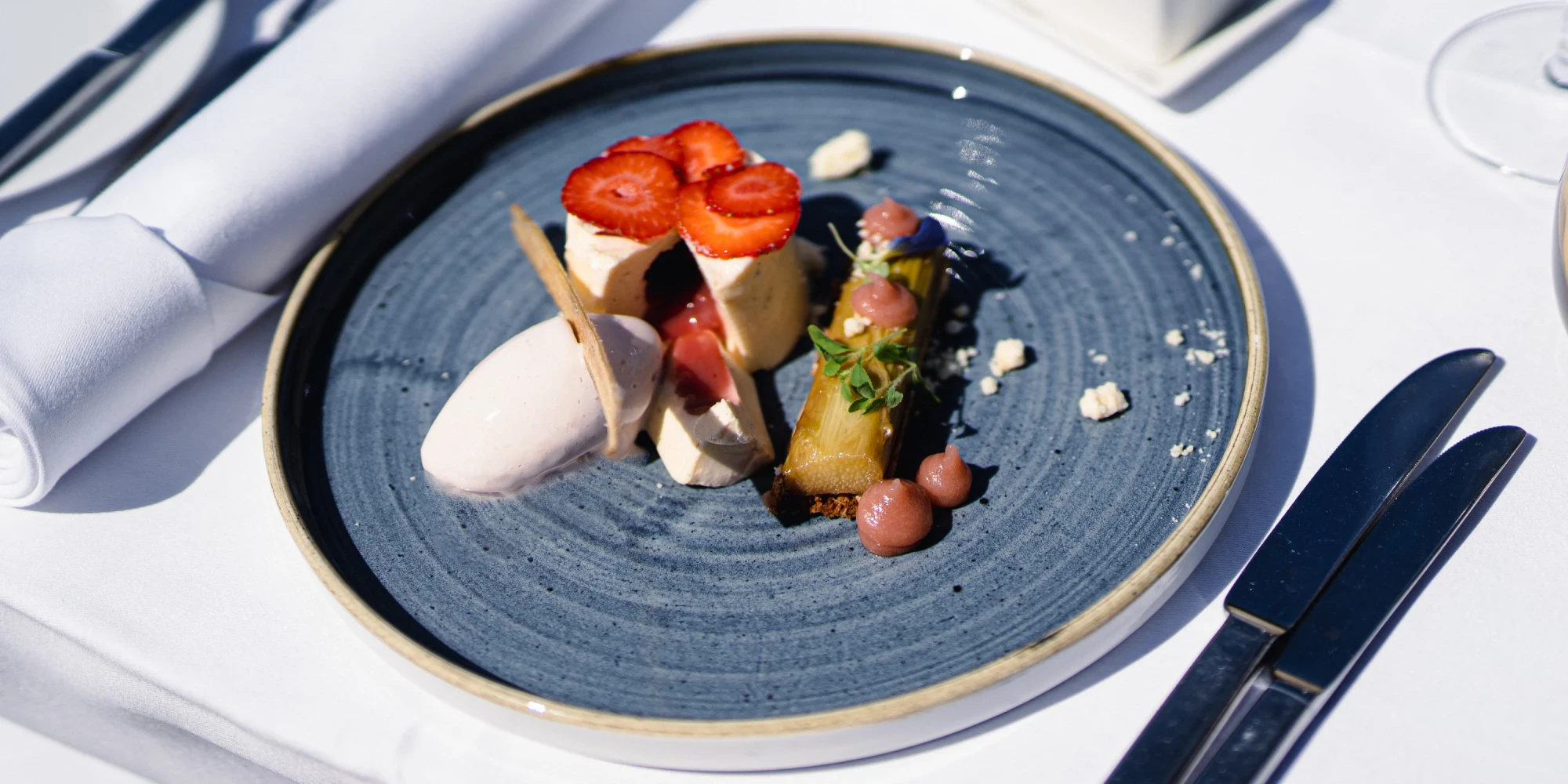 Lækker sommer dessert med syltede rabarber og rabarber sorbet