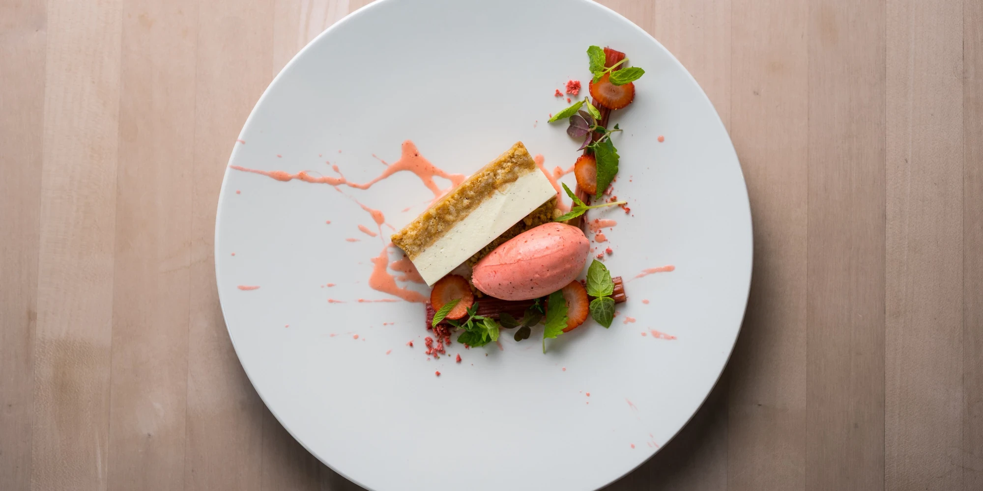 Leckerer Cheesecake mit Erdbeer Sorbet