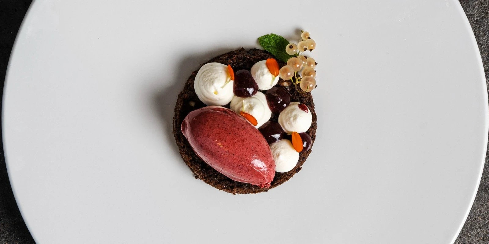 Köstlicher hausgemachter dänischer Roggenbrotkuchen mit schwarzem Johannisbeer Sorbet