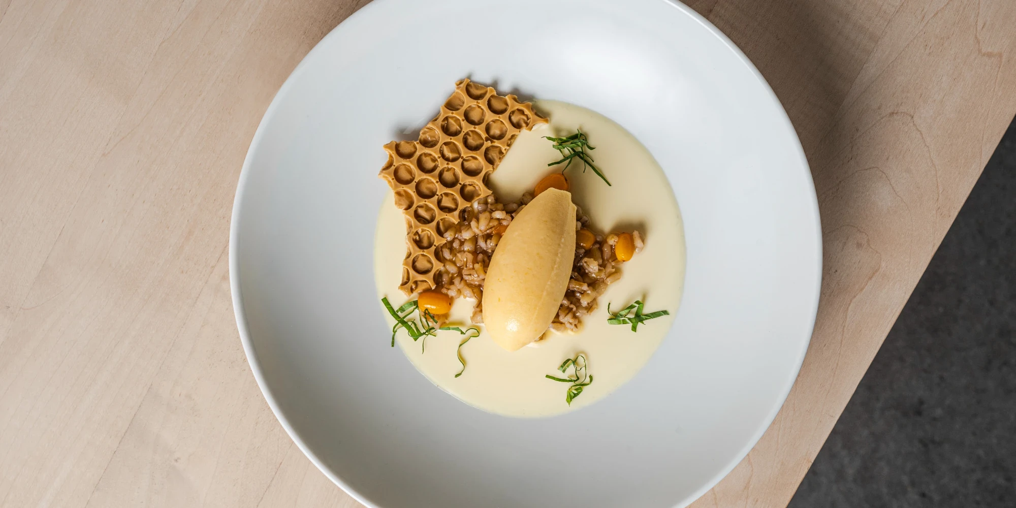 Köstliche italienische Panna Cotta mit saurem Sanddorn Sorbet