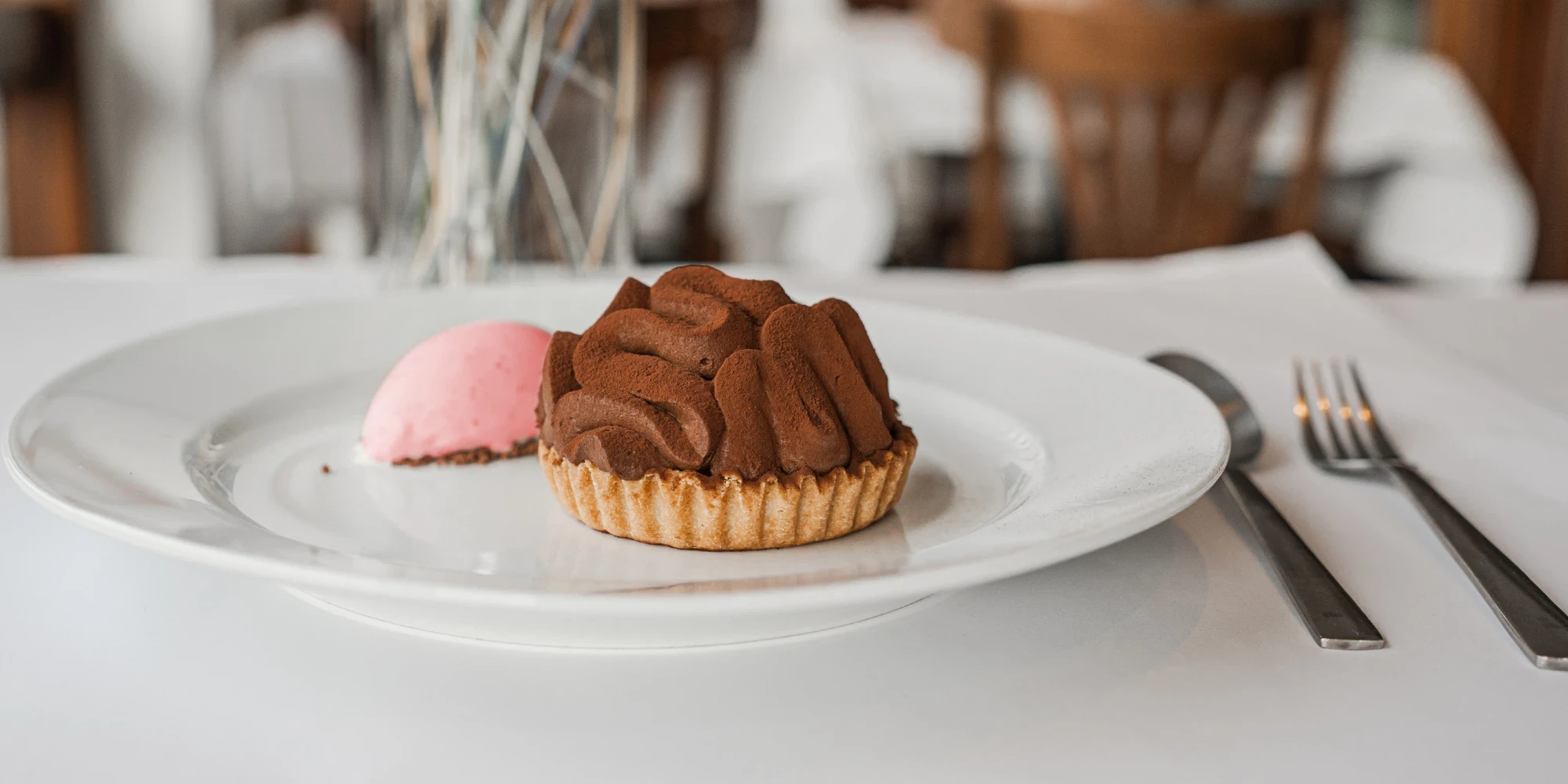 schokoladen mousse mit erdbeer sorbet