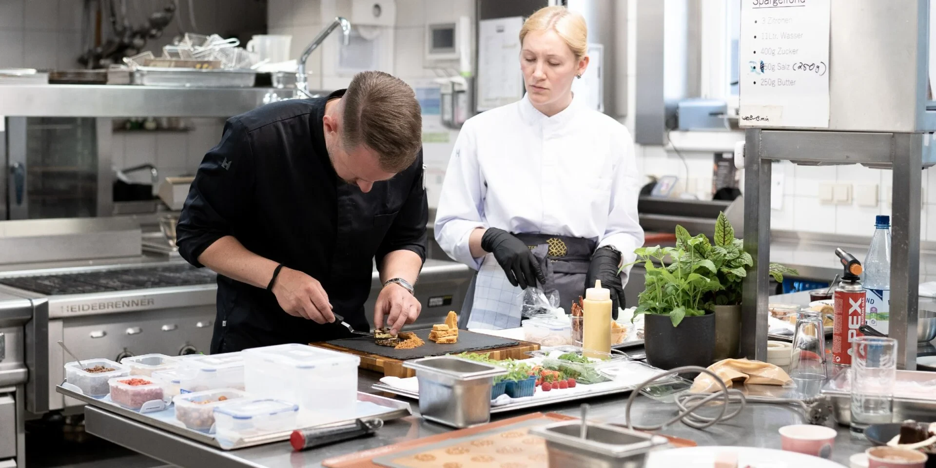 Zubereitung köstlicher Speisen in einer professionellen Küche