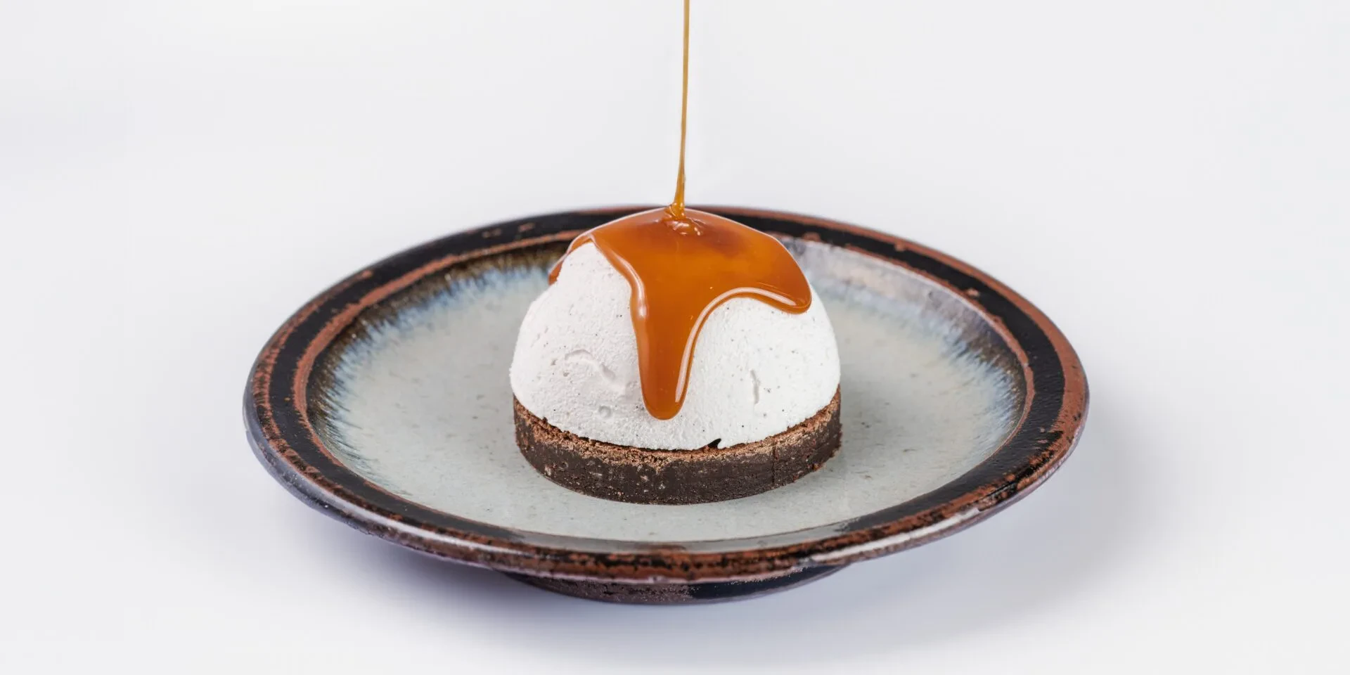 Nytårsdessert med vaniljeis og karamelsauce
