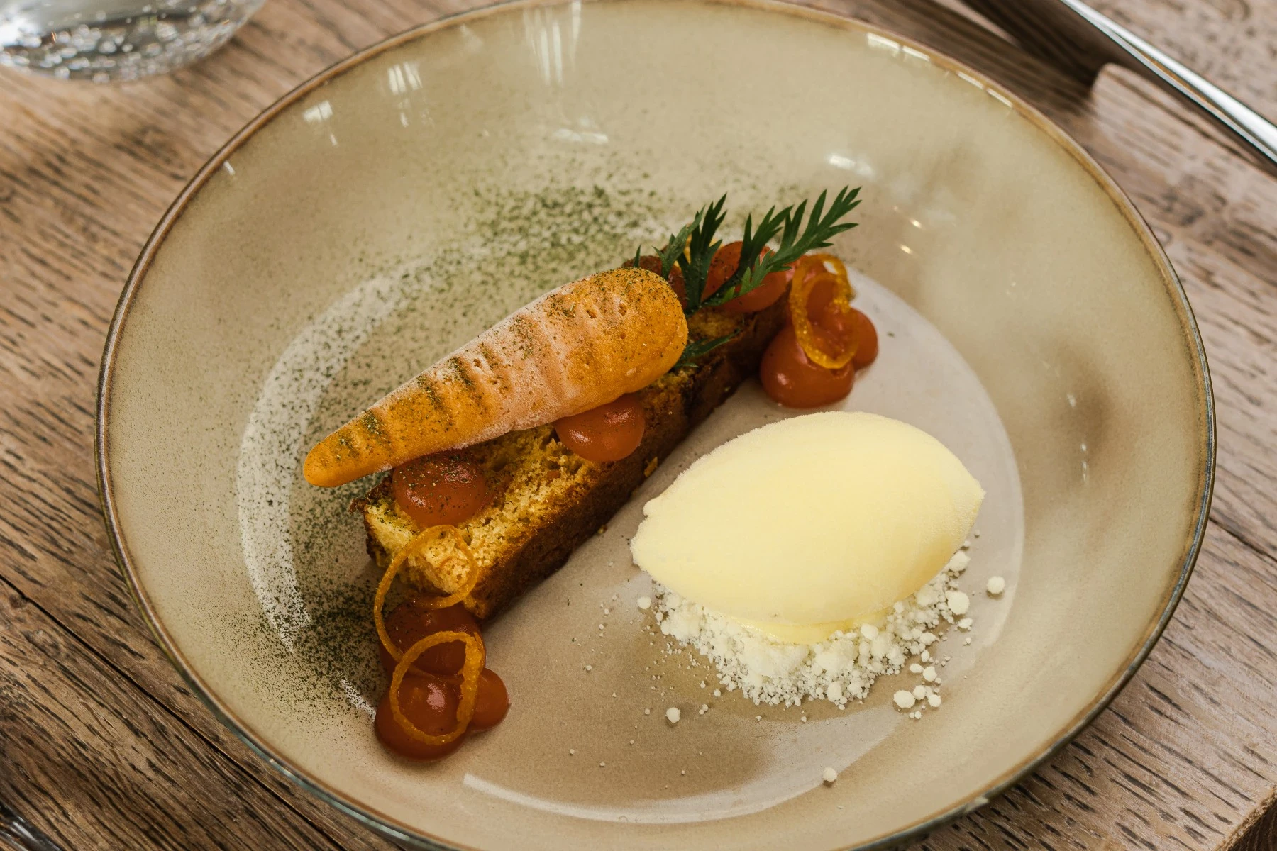 Gulerodskage med appelsin sorbet og krystalliseret hvid chokolade