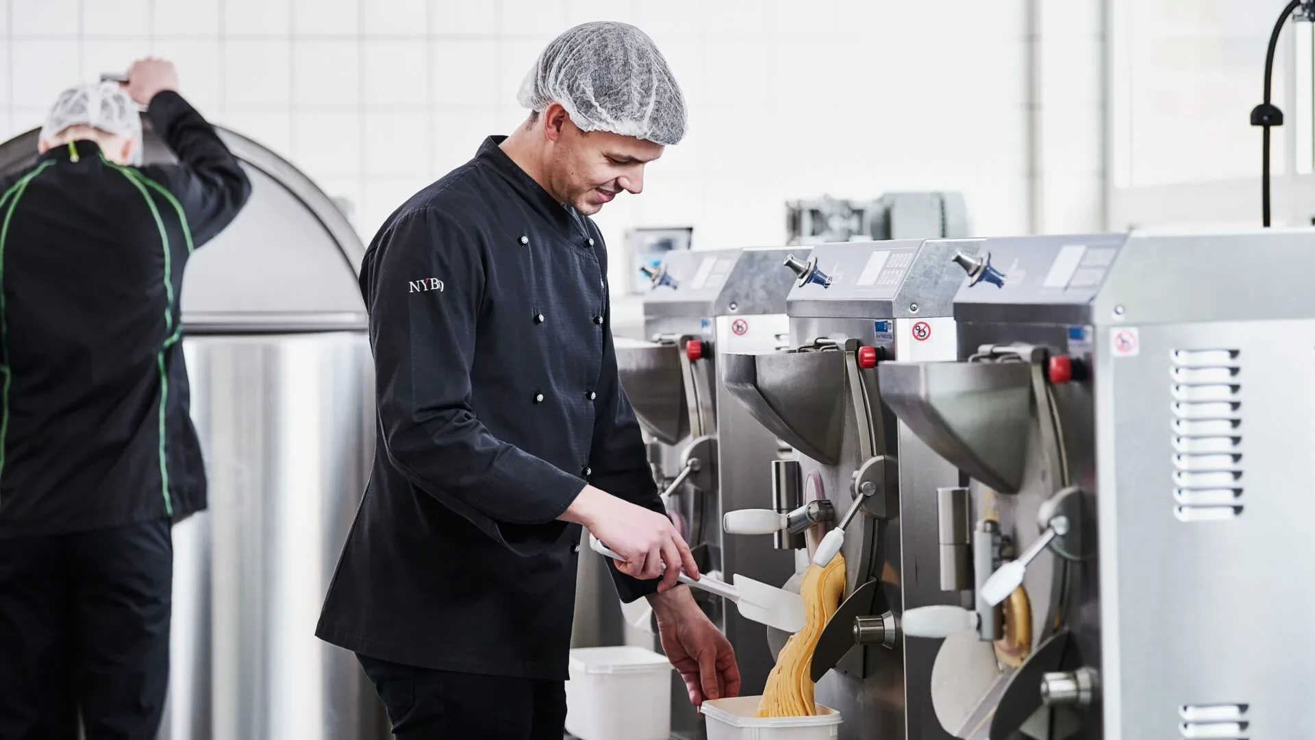 Joachim i vores gelato is produktion